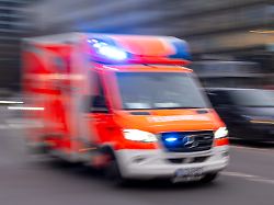 ein rettungswagen der feuerwehr faehrt mit blaulicht zum einsatz aufnahme mit langzeitbelichtung