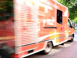 ein rettungswagen mit der aufschrift 112 faehrt durch hamburg