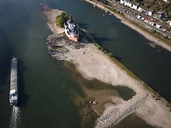 ein schiff faehrt auf dem rhein bei einem niedrigen wasserstand an der burg pfalzgrafenstein vorbei 1