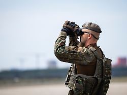 ein soldat der heimatschutzdivision der bundeswehr spaeht mit hilfe eines geraets in den himmel aufgenommen im rahmen einer vorfuehrung in berlin 15 07 2026