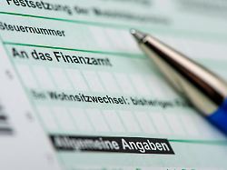 ein steuerformular zum ausfuellen fuer die steuererklaerung als symbolbild fuer die besteuerung von einkuenften an das finanzamt nur fuer redaktionelle verwendung