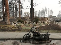 ein durch einen waldbrand zerstoertes motorrad steht in spokane washington