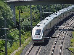 einblicke bei einer bahnfahrt mit start in goettingen hbf nach hannover hbf auf der ice strecke bei northeim zugreise in deutschland mit der bahn im ice