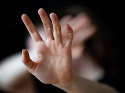 eine frau haelt ihre haende vor das gesicht