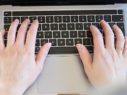 eine frau tippt mit beiden haenden auf der tastatur eines laptops zu dpa mehr als 58
