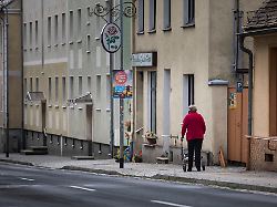 eine aeltere frau mit rollator aufgenommen im stadtzentrum von niesky 17 07 2019
