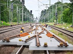 eine neue weiche liegt waehrend der generalsanierung der bahnstrecke hamburg berlin auf der strecke