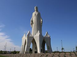 eine riesige marienstatue mit dem namen pomnik matki boskiej steht im polnischen dorf konotopie das mehr als 55 meter hohe bauwerk soll am 15 august von einem bischof eingeweiht werden