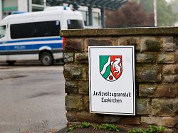 einsatzbeamte der polizei befinden sich auf dem gelaende der justizvollzugsanstalt zwecks durchsuchungen