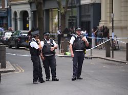 einsatzkraefte der polizei sichern einen tatort in der endell street in covent garden im zentrum von london nachdem vier maenner niedergestochen worden waren