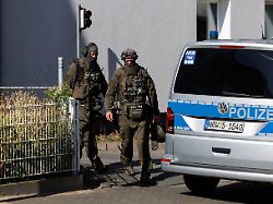 einsatzkraefte der polizei verlassen den einsatzort bei einem einsatz in bielefeld haben polizeibeamte einen bewaffneten mann erschossen