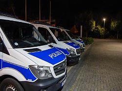 einsatzkraefte von polizei und feuerwehr sind vor der feuerwehr in preetz versammelt