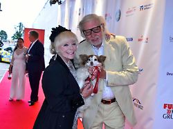 elke sommer schauspielerin mit ehemann wolf walther zu gast bei der verleihung der goldene sonne awards 2021 im wunderland in kalkar am samstag 28 08