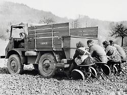 erntehelfer mit 25 ps die halbautomatische kartoffel pflanzmaschine war ein anbaugeraet aus den anfangsjahren des unimog