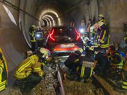 feuerwehrleute arbeiten an einem auto das in einem u bahn tunnel steckt eine frau ist in bochum mit ihrem auto rund einen kilometer weit in einen u bahn tunnel gefahren