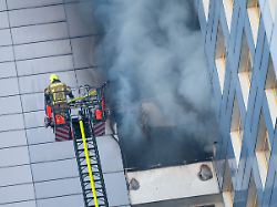 feuerwehrleute loeschen einen brand in einem hochhaus in friedrichshain