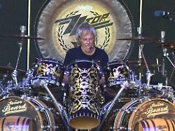 frank beard von zz top live beim sommerfestival 2024 unter dem motto beats bands und beach in der autostadt wolfsburg 13 07