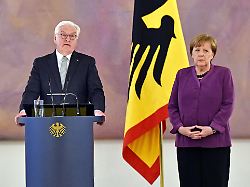 frank walter steinmeier angela merkel verleihung des grosskreuzes des verdienstordens der bundesrepublik deutschland in besonderer ausfuehrung an bundeskanzlerin a d angela merkel am 17 04