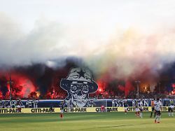 fussball maenner 2 bundesliga holstein kiel fc st pauli 2 spieltag holstein stadion fans von kiel zuenden phyrotechnik und leuchtfackeln im spiel