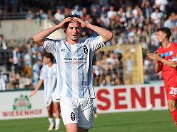 fussball maenner dfb pokal tsv 1860 muenchen holstein kiel 1 runde im stadion an der gruenwalder strasse lance fiedler tsv 1860 muenchen reagiert waehrend des spiels