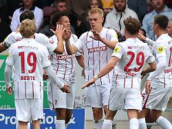 fussball maenner uefa europa conference league qualifikation fc motherwell sc freiburg fir park matthias ginter von freiburg m feiert seinen treffer