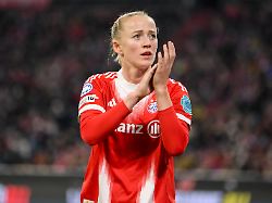 fussball uefa womens champions league 20251112 fc bayern muenchen arsenal wfc im bild lea schueller bayern 11 applaudiert fans nach auswechslung wechsel