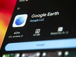 google earth app im play store mit blauem symbol das sich auf die globale erforschung konzentriert