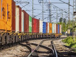 gueterzug beladen mit seecontainern unterwegs auf freier strecke der schusterbahn diese umfahrung der stadt stuttgart wird vorwiegend von gueterzuegen beffahren