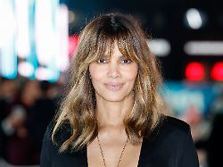 halle berry poses for photographers upon arrival at the premiere of the film crime 101 on wednesday jan 28 2026 in london