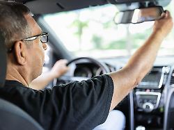 happy senior in his 70s driving a car modellfreigabe vorhanden