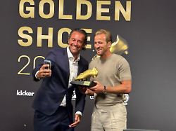 harry kane vom fc bayern macht bei seiner auszeichnung zum gewinner des goldenen schuh in der allianz arena ein selfie mit laudator luca toni