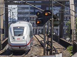 ice unterwegs in mannheim mit bahnbruecke nahe bahnhof neckarstadt 1