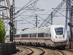 ice unterwegs in mannheim mit bahnbruecke nahe bahnhof neckarstadt