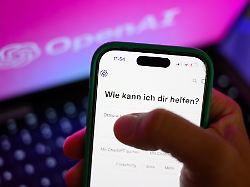 illustration ein smartphone mit dem ki chatbot chatgpt ist vor dem logo des us softwareunternehmens openai zu sehen