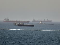 im golf von oman entlang der schifffahrtsrouten zwischen der strasse von hormus und dem arabischen meer tanker und frachtschiffe zu sehen