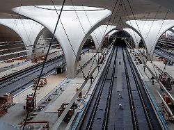 in der halle des neuen tiefbahnhofs in stuttgart soll es auch ohne klimaanlage kuehl bleiben sagt die bahn in einem video die zuschauer sind eher skeptisch