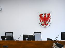 in einem verhandlungssaal vom landgericht potsdam ist das wappen von brandenburg zu sehen