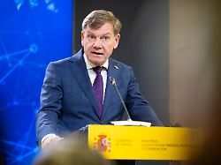 johann wadephul cdu bundesaussenminister reist nach madrid und lissabon hier bei einer gemeinsamen pressekonferenz mit dem aussenminister von spanien madrid 26 05 2025