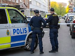 kristianstad 2026 05 09 polis pa plats pa oestra storgatan i kristianstad efter en knivskaerning pa loerdagskvaellen vid 20 tiden meddelade polisen att den knivskadade mannen avlidit av sina skador