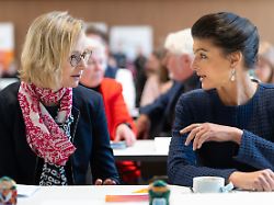 katja wolf l bsw landesvorsitzende und sahra wagenknecht parteigruenderin sprechen bei einem bsw landesparteitag in thueringen archivbild zu dpa thueringer bsw vorstandswahl als machtkampf dpa bildfunk