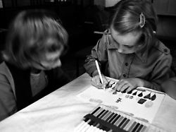 kinder malen erholung und freizeit im studentenferienlager der karl marx universita t leipzig in dranske an der ostsee im jahr 1978 genaues aufnahmedatum nicht bekannt