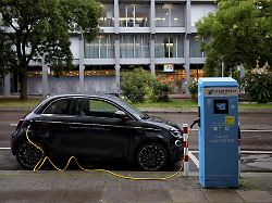 ladestation stadtwerke stuttgart fuer elektroautos stromtankstelle e tankstelle e mobilitaet ladekabel fuehrt in e auto logo stuttgart baden wuerttemberg deutschland