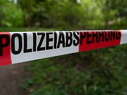 landkreis osnabrueck deutschland 01 juni 2025 im bild in einem wald ist ein bereich durch eine absperrband der polizei gesperrt polizeiabsperrung