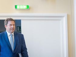 lars klingbeil bundesminister der finanzen zu beginn der veranstaltung