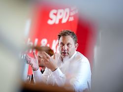 lars klingbeil spd bundesminister der finanzen vizekanzler und spd bundesvorsitzender nimmt an der wahlkampfveranstaltung der spd mit dem buergerdialog kohl koepfe teil