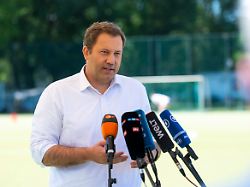 lars klingbeil spd bundesminister der finanzen vizekanzler und spd bundesvorsitzender spricht bei einem statement waehrend seines besuchs beim sportverein fuechse berlin