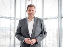 lars klingbeil spd bundesminister der finanzen vizekanzler und spd bundesvorsitzender steht beim sommerinterview bei sat 1 newstime im studio
