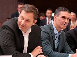 lars klingbeil gemeinsam mit pedro sanchez dem spanischen ministerpraesident und bundeskanzler olaf scholz im plenum beim spd bundesparteitag berlin 09 12