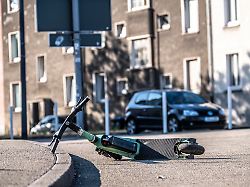 leihroller e scooter am gehweg abgelegt in essen nrw deutschland