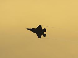 lockheed martin f 35 lightning ii kampfflugzeug der us luftwaffe usaf silhouette im flug bei sonnenuntergang auf dem luftwaffenstuetzpunkt raf lakenheath suffolk england grossbritannien
